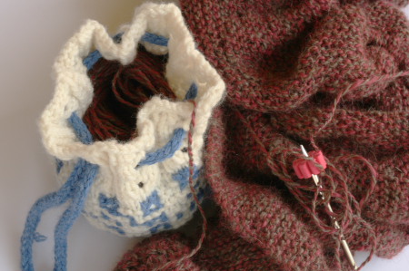 Knitting on the go - get a yarn cake cozie