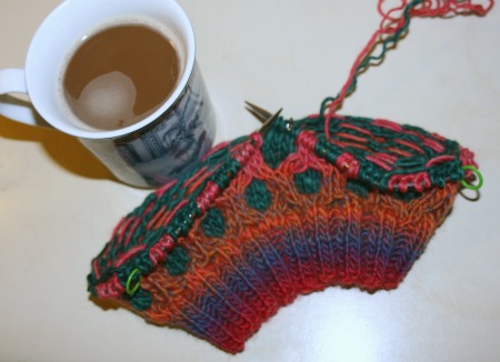 Meshed Hat knit-along, making some colorful cables