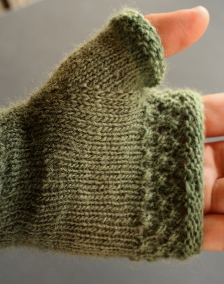 Thumb gussets in Mellow Mitts - a free knit pattern